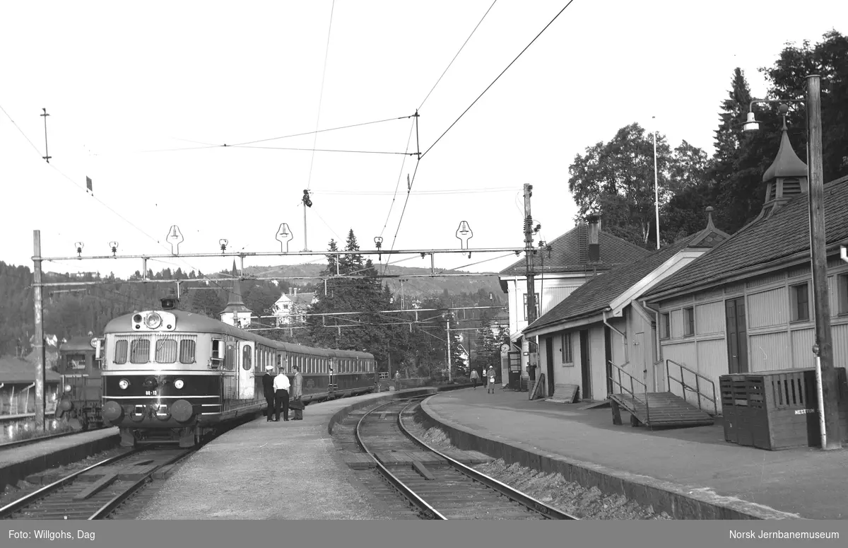 Dieselmotorvognsett type 88 med ekspresstog fra Oslo Ø til Bergen, tog 63, i spor 2 på Nesttun stasjon