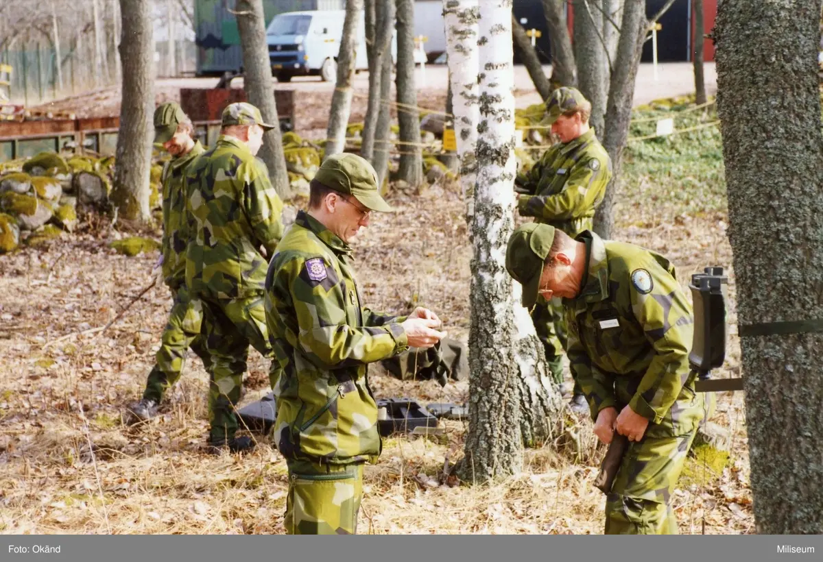 Utbildning inom ammunitionsröjning. Ing 2.

Männen till höger är övlt Sten Almquist och därefter övlt Bo Horndahl.  I mitten är mj Lars-Erik Björks.