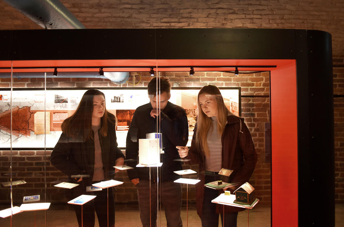 Ungdommar sjår på utstillinga Krigsfangane på Fjell Festning.