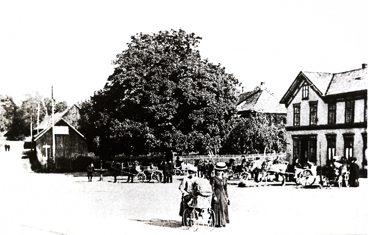 Nytorget m/gamle dr. Berntsen-gården. Sofie Kristiansen f. Ormåsen (1890-1947) med Trygve Kristiansen f.c1912  i barnevognen, (sønn av Wilhelm, og bror av Petter og Bjarne).