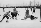 Bandymatch mellan ÖSK och Askersund vid Akersunds IP.
 Målvakt Reveny tar bollen framför Olle Sääv ÖSK.