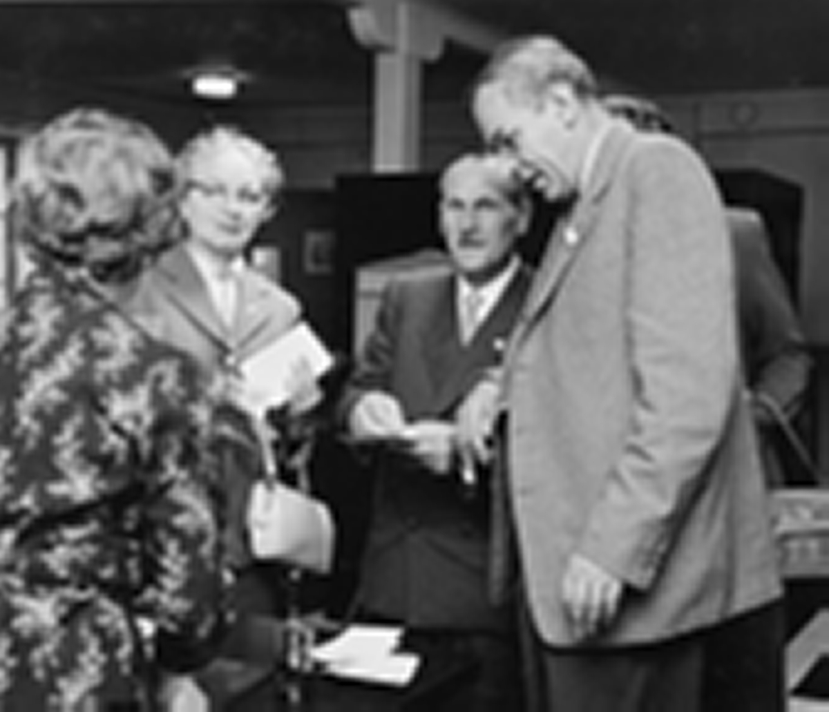 I moderna postkontoret, på 2 trappor, samtalar doktor H.O.Wagner,
Ûbersee-Museum, Bremen, (t.h.) med doktor J. Nagler, Technisches
Museum für Industrie und Gewerbe, Wien, och dennes maka. Med ryggen
mot kameran: överpostexpeditör Gunnel Jönsson.