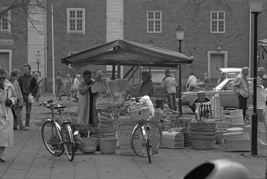 Torghandel på kasernplan. Korgmakeri. Museet i bakgrunden.