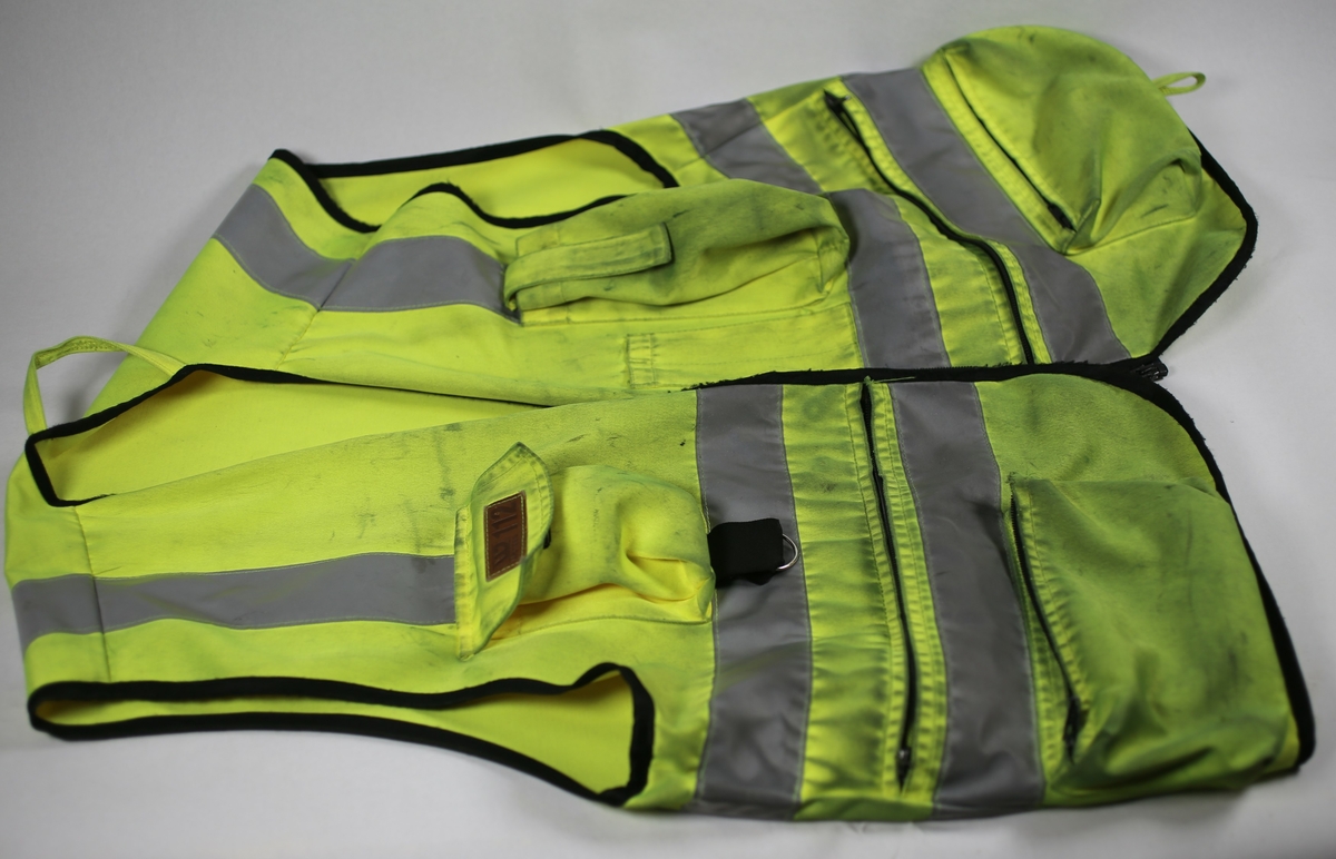 Refleksvest brukt av teknisk personell under bakkeoperasjoner av jagerfly.