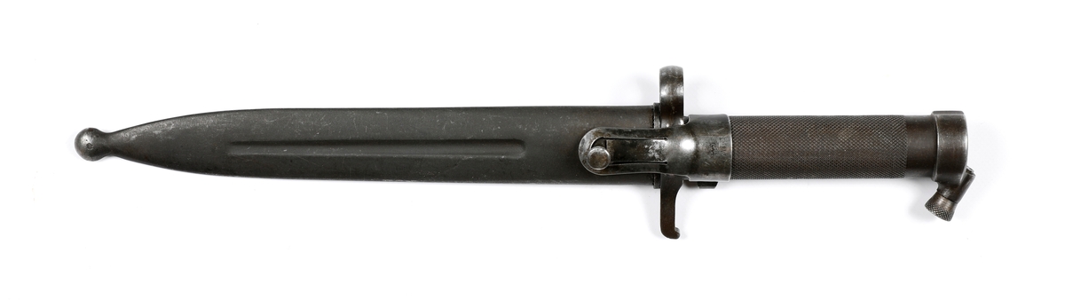 Gevær, Mauser m/38 eller 6,5 mm (Gevär m/38), og bajonett med slire.
Benyttet av de norske polititropper i Sverige under andre verdenskrig og ved ankomst Norge ved krigens slutt i 1945.