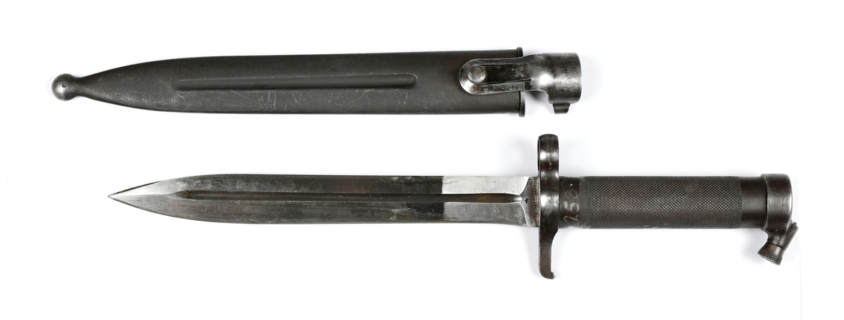 Gevær, Mauser m/38 eller 6,5 mm (Gevär m/38), og bajonett med slire.
Benyttet av de norske polititropper i Sverige under andre verdenskrig og ved ankomst Norge ved krigens slutt i 1945.