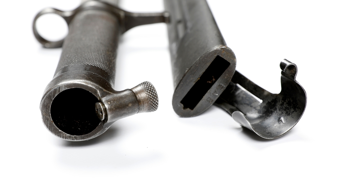 Gevær, Mauser m/38 eller 6,5 mm (Gevär m/38), og bajonett med slire.
Benyttet av de norske polititropper i Sverige under andre verdenskrig og ved ankomst Norge ved krigens slutt i 1945.