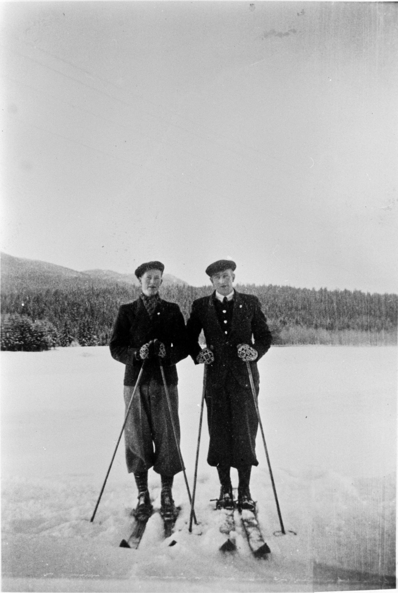 Skiløpere på Langerudjordet, 1930-årene. Fra venstre: Torstein Kjemperud, Erling Langerud.