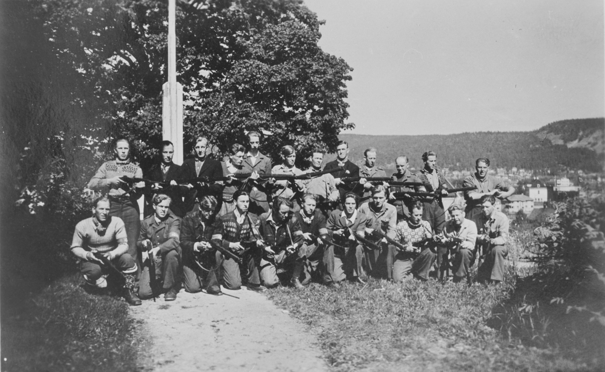 Hjemmestyrkene ved Borgerstua i Prestfoss, 1945. 