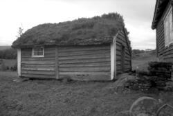 Dokumentasjonsfotografi i serie av et kårhus, stabbur og ute