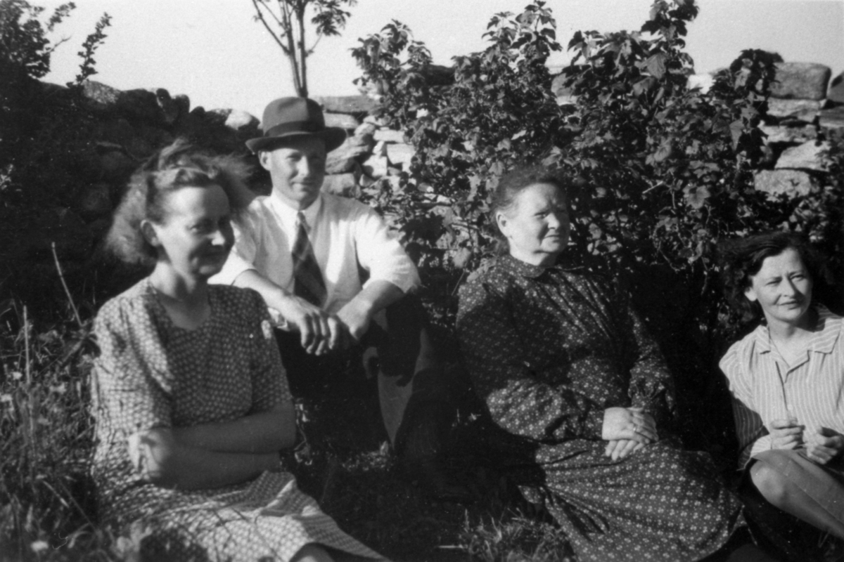 Gruppeportrett av familien på Torholmen sommeren 1946, Jenny, Lars, Anna(?) Torholm. Lars drev Torholmen til 1953. De tok imot Shetlands- Larsen og hans menn da de kom roende i livbåten fra "Bergholm".