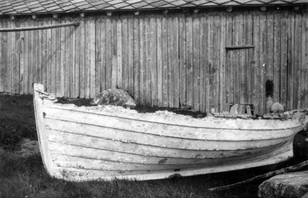 Motiv av livbåten som Shetlands- Larsen og hans menn kom roende i fra skipsforliset "Bergholm".