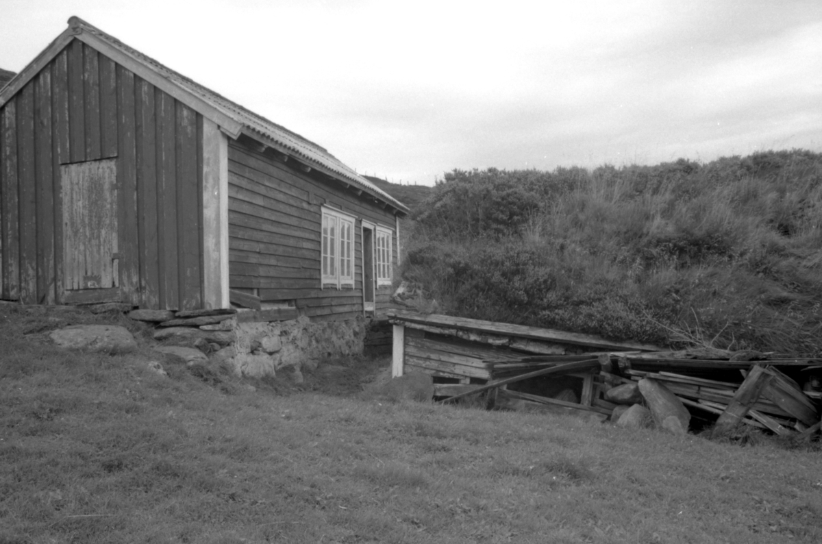 Dokumentasjonsfotografi i serie av et kårhus, stabbur og utedo på gården Reite i Herøy.
