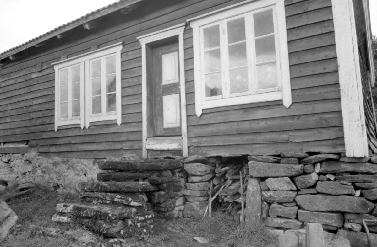 Dokumentasjonsfotografi i serie av et kårhus, stabbur og utedo på gården Reite i Herøy.