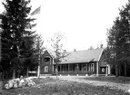 Vasakyrkans sommarhem i Adolfsberg.
Vinkelbyggd en och en halvvånings träbyggnad.