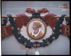 Ornamenter på hekken til "Anna Rogde".