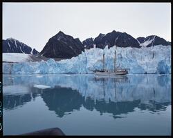 "Anna Rogde" ved isbre på Svalbard.