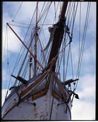 Navnebrett og ornamentikk i baugen til "Anna Rogde".