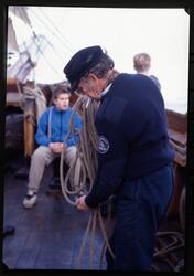 Mann kveiler tau på dekket til "Anna Rogde".