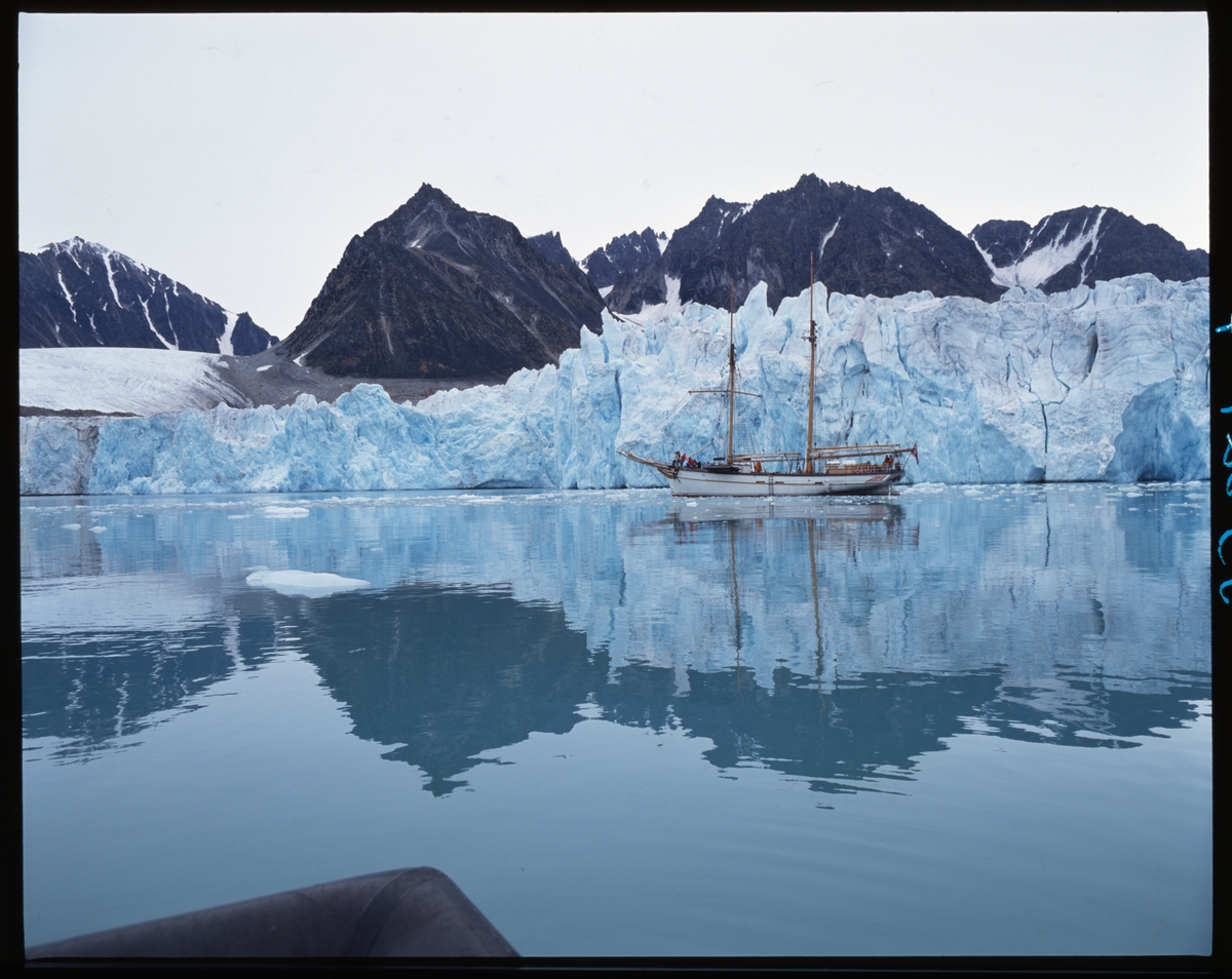 "Anna Rogde" ved isbre på Svalbard.