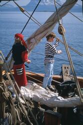 Barn på sjørøvertokt med "Anna Rogde".