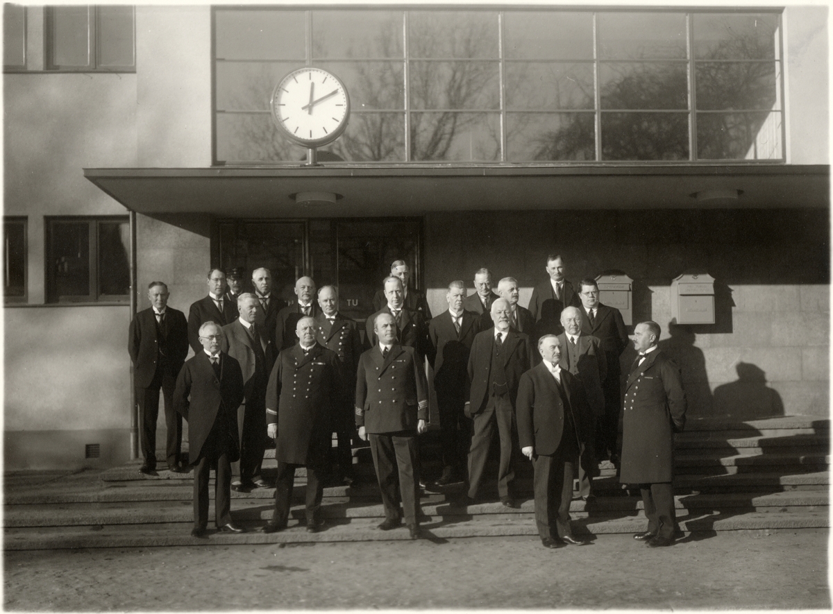 Personal och gäster vid invigningen av Falköpings stationshus i februari 1935.