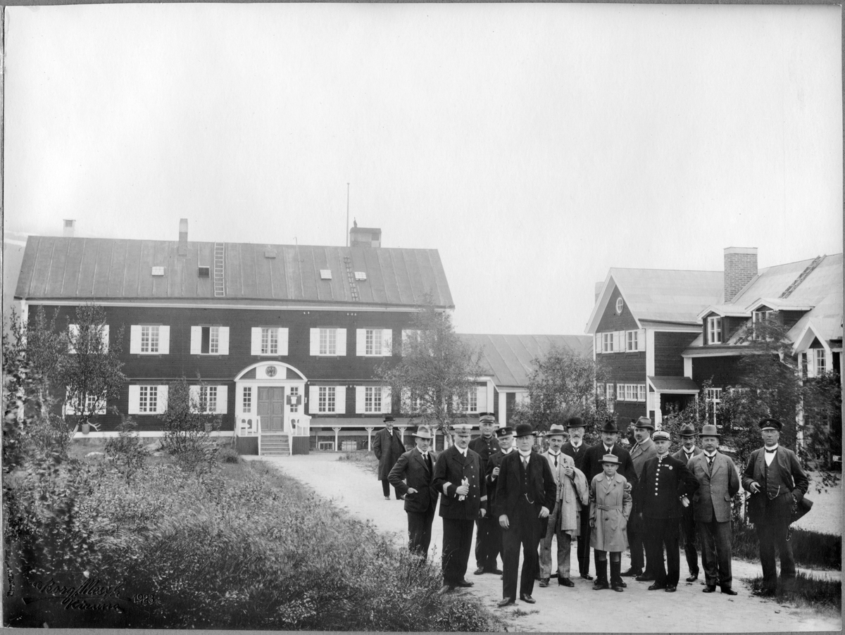 Malmbanans elektrifiering. Besiktningsresa Svartön - Riksgränsen - Narvik. Högre tjänstemän vid Abisko turiststation.