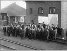 Malmbanans elektrifiering. Statstjänstemän med flera fotograferade framför ställverk IV på Svartön, under besiktningsresan Svartön - Riksgränsen - Narvik.