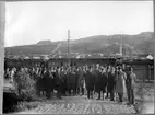 Malmbanans elektrifiering. Besiktningsresa Svartön - Riksgränsen - Narvik. Högre tjänstemän fotograferade framför fjället Kirunavaara.