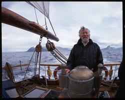 Mann til rors på "Anna Rogde".