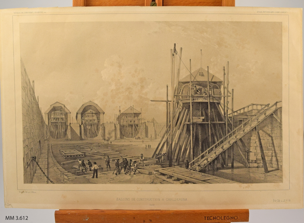 Litografi över Karlskrona varv. Inre svajningsrummet. Inramad i brun träram med glas.