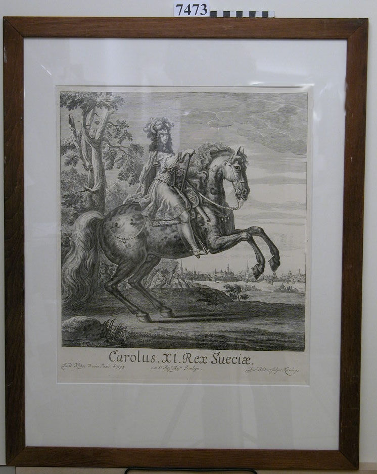 Motivet: Karl XI till häst, i bakgrunden delar av Stockholm med Kungl. slottet.
Märkning: Carolus XI Res Suecia. David Klöker ad Vivum Pinxit A 1673. Cum Sea Maj tis Privilegio, Jacob Sandrart Norimberge.  Inom glas och ram. Ram av teak.