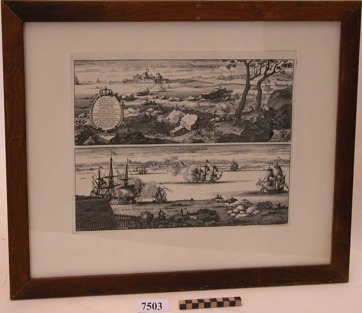 Kastellet Drottningskär å Aspö i två bilder från år 1710.
Övre bilden har följande rubriktext: Castellum Maritimum Drotningskiaer versus Occasum. Inom oval med kungl. krona den latinska text, som finnes ovan ongången till kastellet.

Nedre bilden upptar i förgrunden fästiningen Kungsholm samt krigsfartyg mellan kastellet och fästningen. Text : Castellum Drotningskiaer Orientem versus. Signerad i högra hörnet: j. v. d. Aveelen sc. Holmiae 1710.

Inom glas och ram. Ramen av teak.
OBS, se även K 12593 med samma bild.