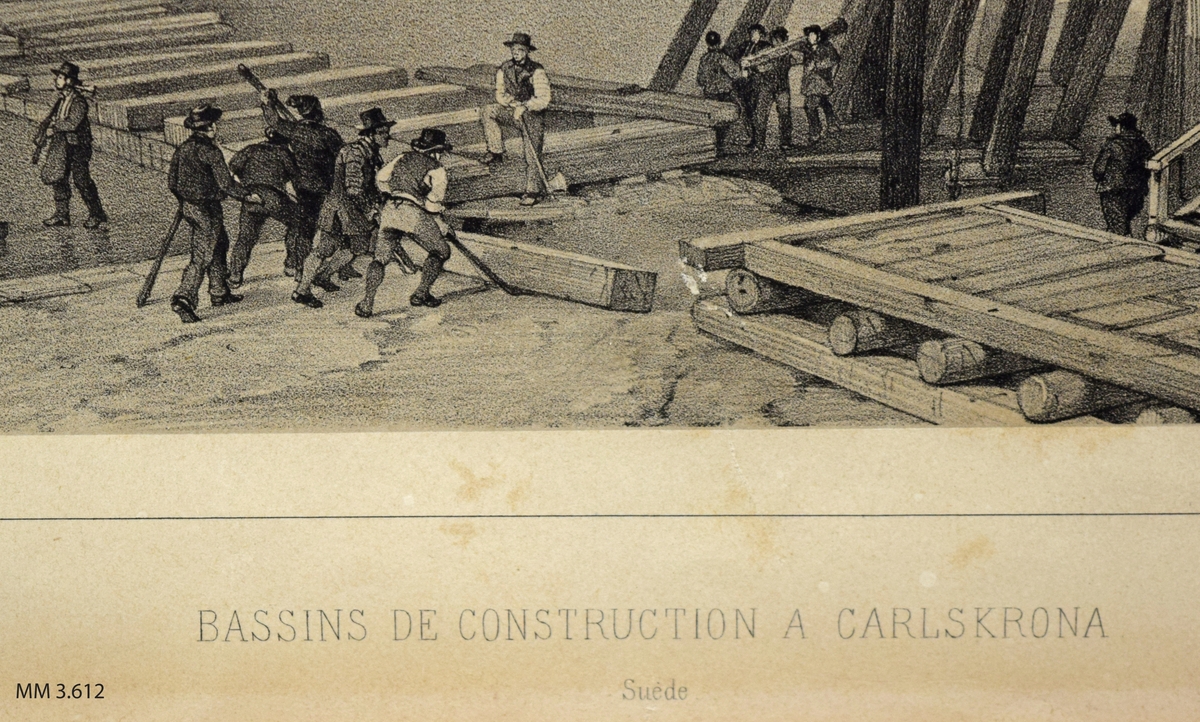 Litografi över Karlskrona varv. Inre svajningsrummet. Inramad i brun träram med glas.