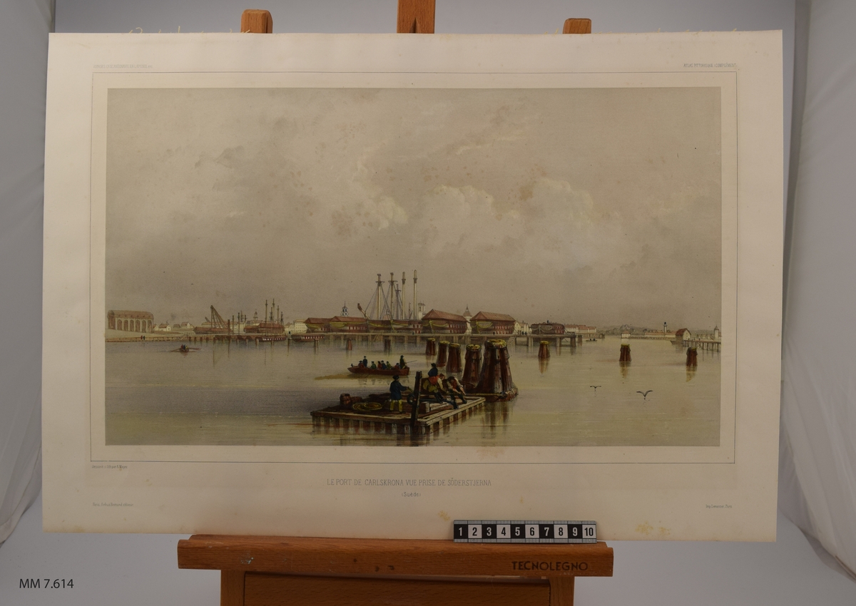 Motiv från Karlskrona Örlogsvarv från omkring år 1830. Hamnen vid Söderstjärna.

Märkning: Le Port de Carlskrona vue prise de Söderstjerna samt i nedre vänstra hörnet : Dessiné et lith par A. Mayer.
Inom glas och ram. Ramen av teak.