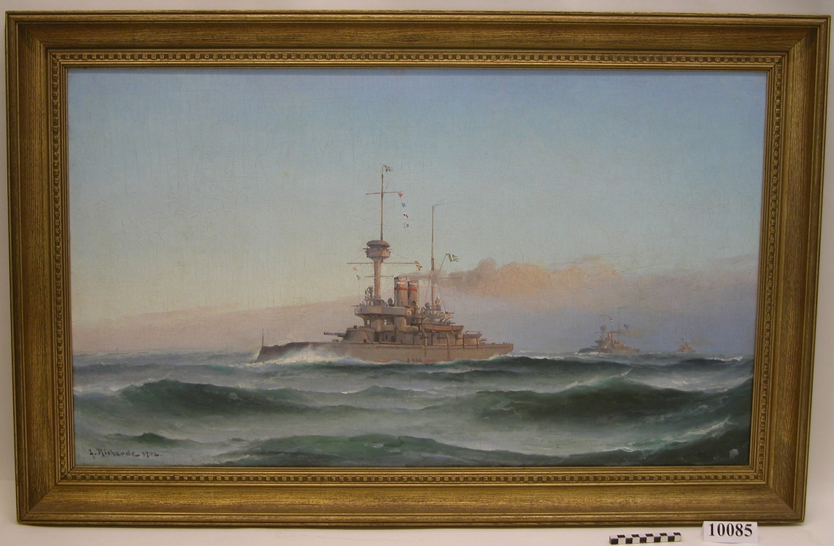 Oljemålning på duk inom mattförgylld ram.
Motiv: Pansarbåtarna Oden, Thor och Niord.
Signerad: L. Richarde 1902.
Ludvig Richarde 1862-1929.
Född i Göteborg 1862, död i Båstad 1929. Sitt liv tillbragte han på olika platser i Bohuslän och vid skånska västkusten och Öresund varifrån han också hämtade sina motiv. Han blev tidigt förtrogen med hav och båtar och som 16-åring gast på ett handelsfartyg fick han inblick i sjömanslivets strapatser. Utbildningen till konstnär erhöll han i Stockholm och Köpenhamn. I den danska huvudstaden tillägnade han sig marinmåleriets teknik under inflytande av den då nyligen bortgångne danske konstnären Anton Melbye. Av offentliga samlingar där Richarde är representerad kan namnas Göteborgs konstmuseum, Sjöfartsmuseet i Göteborg samt Sjöhistoriska museet i Stockholm.
litt ref: Sydöstra Sveriges Dagblad 1977-06-23

B= 965 mm H= 560 mm
Ramens B= 1125 mm H= 715 mm