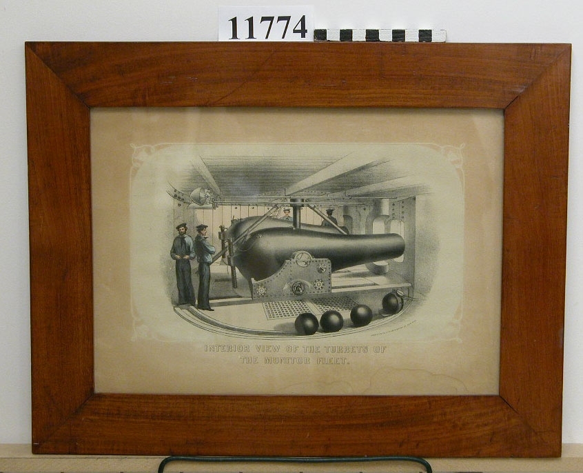 Litografi som sisar interiör av monitors kanontorn 1863. Från monitorn Passaie. Märkning: Interior view of the turrets of the monitor fleet.

Endicott & C.O. Lith. 59 Beckman st. Newyork.
Inom glas och ram. Ramen av mahogny.