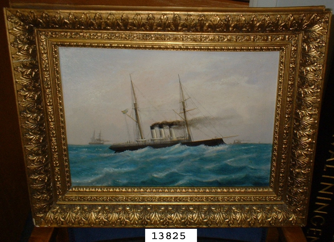Oljemålning med motiv av Kanonbåten Disa.

Osignerad. Inom förgylld ram

Anteckning på baksidan: Kanonbåten Disa 1893 minne från C.O.Pettersson