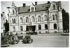 Köping sf, kv. Disa 2. 
Apotekshuset vid Österlånggatan och Stora Torget. Inför renoveringen 1985.