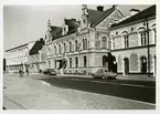 Köping sf, kv. Disa 2. Apotekshuset vid Stora Torget. 
Inför renoveringen 1985.