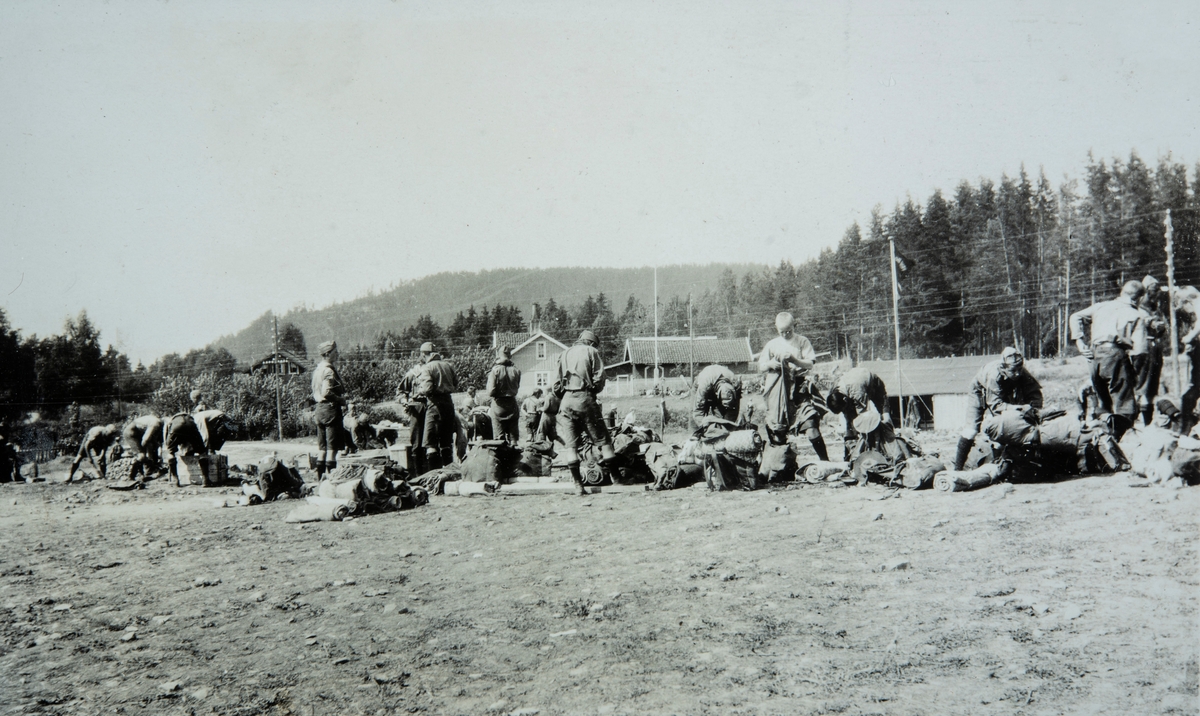 Landsspeiderleier på Hamar 1924. Speider leier. Speidergruppen fra Narvik ankommer landsleieren på Hamar. Og må ha omkledning til speiderantrekk, leierklær.