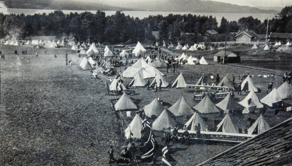 Landsspeiderleier på Hamar 1924. Speider leier. Oversikt over landsleieren. Nordlandsspeiderene midt i bilde.