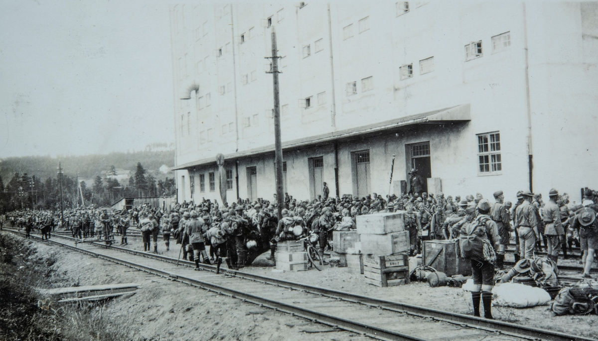 Landsspeiderleier på Hamar 1924. Speider leier. Avreise fra Hamar. Venter på toget som skal ta Narvik speiderene nordover igjen. Provisorisk stasjon ved kornsiloen.