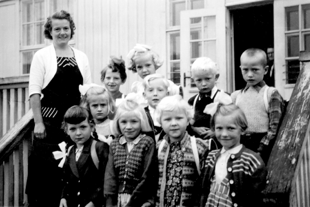 1. klasse 1957.
Lærer Kristine Nordstoga
Foran fra venstre: Inger Sigrid Grette, Turid Bøhler, Unni Skolem, Gulborg Sollie
Bak: Anne Nordstoga, Gerd Helene Rønningen, Torild Holm, Magne Thidemansen, Thorbjørn Thorkildsen, Odd Brynjulf Trondsen.