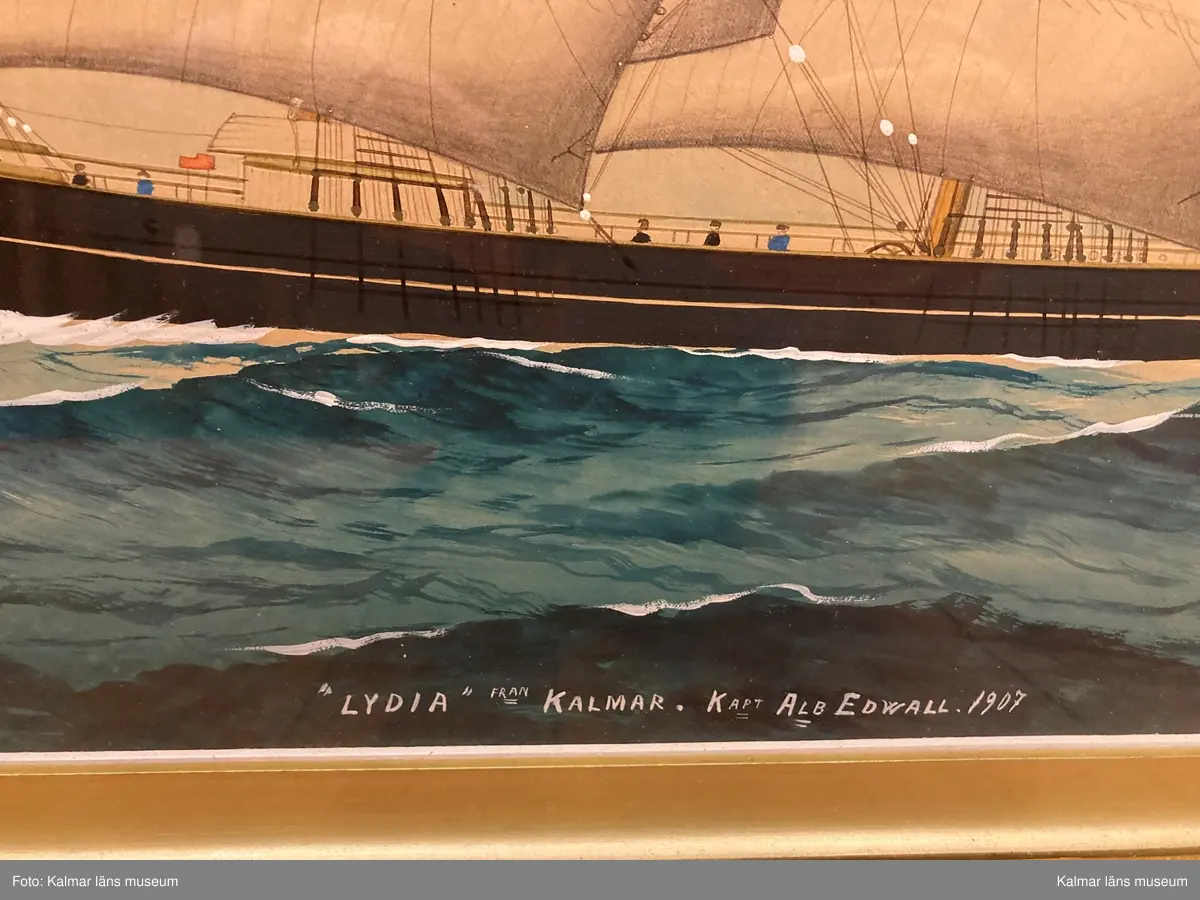 KLM 24397. Tavla, akvarell, gouache. Fartygsbild föreställande barken Lydia av Kalmar. Fartyg från lä, för fulla segel. Fartygsbilden försedd med text: Lydia från Kalmar. Kapt Alb Edwall. 1907. Inglasad och inramad. Förgylld ram av trä.