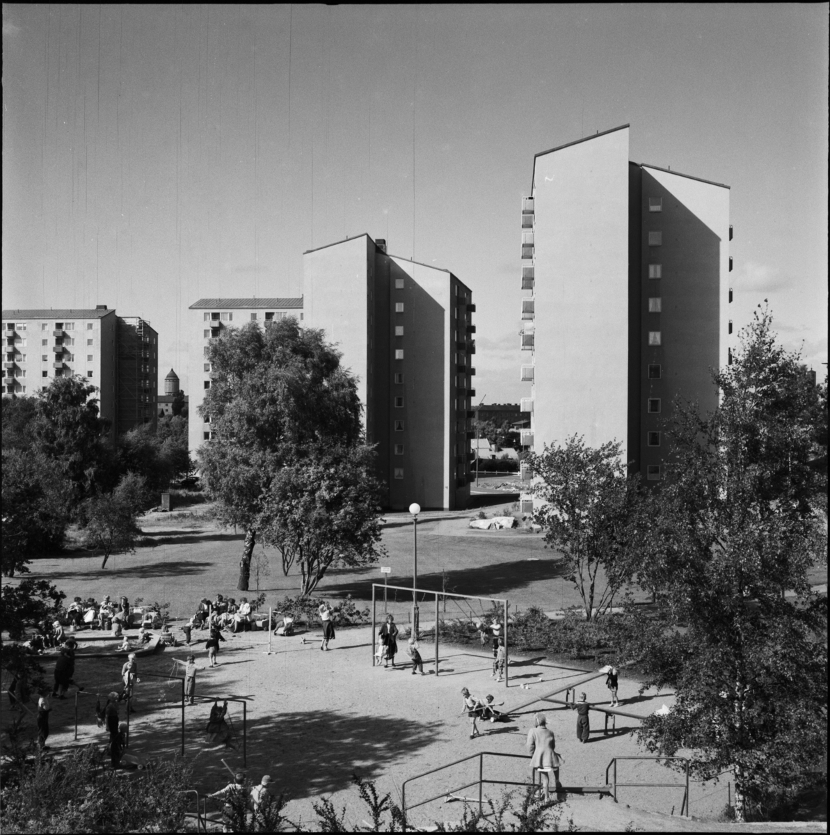 Bostadsområde Södra Guldheden
Exteriör, punkthus. Lekplats och träd i förgrunden