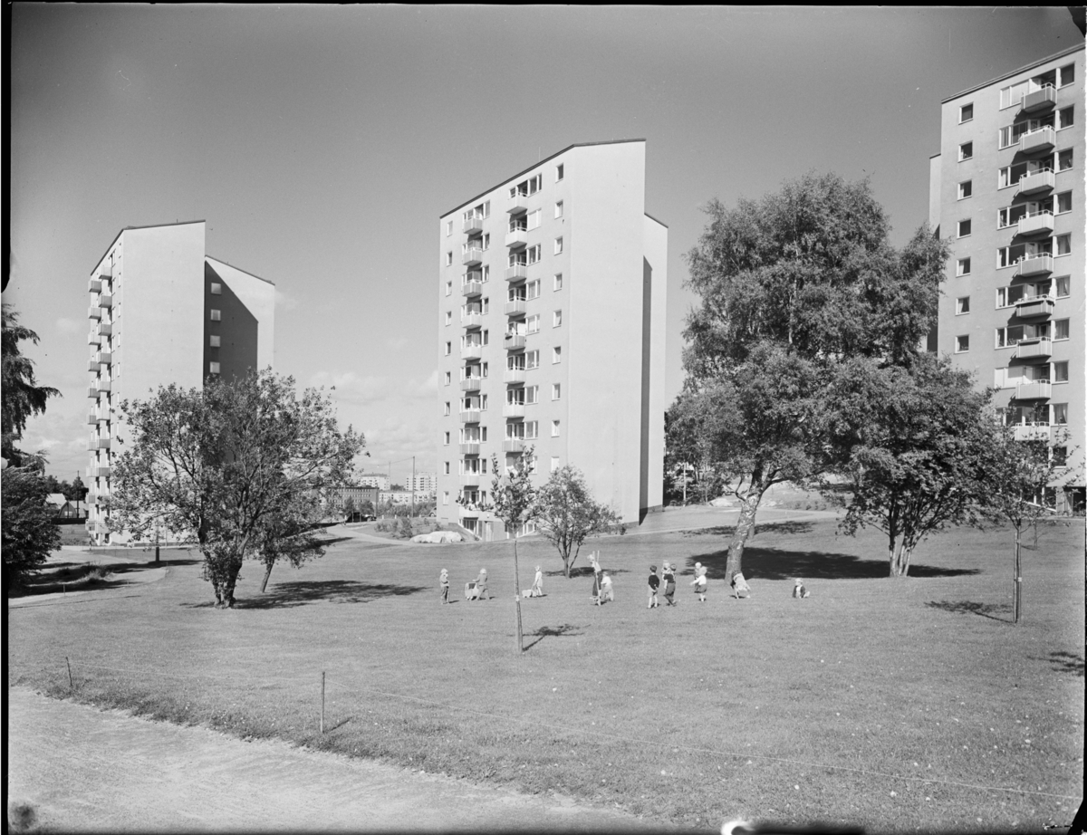 Bostadsområde i Guldheden
Exteriör, Södra Guldheden. Lekande barn i förgrunden. Tre punkthus av nio