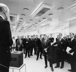 Postbankschefen Lönnqvist välkomnar besökarna till Postgirot