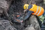 Byssan grävdes fram och visade sig vara intakt i botten. Notera även de liggande och stående kraftiga timren som kopplas till krängningsbron.