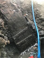 Bilden till höger visar två markeringar. Ett kors som motsva